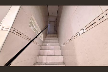 Apartamento para alugar com 59m², 3 quartos e sem vaga Apartamento para alugar com 59m², 3 quartos e sem vagaEscada