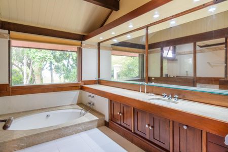 Casa de condomínio para alugar com 590m², 5 quartos e 5 vagas Casa de condomínio para alugar com 590m², 5 quartos e 5 vagasBanheiro da Suíte 5