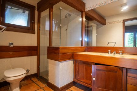 Casa de condomínio para alugar com 590m², 5 quartos e 5 vagas Casa de condomínio para alugar com 590m², 5 quartos e 5 vagasBanheiro Social