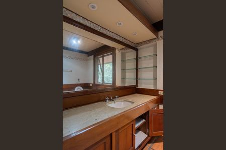 Casa de condomínio para alugar com 590m², 5 quartos e 5 vagas Casa de condomínio para alugar com 590m², 5 quartos e 5 vagasBanheiro da Suíte 4