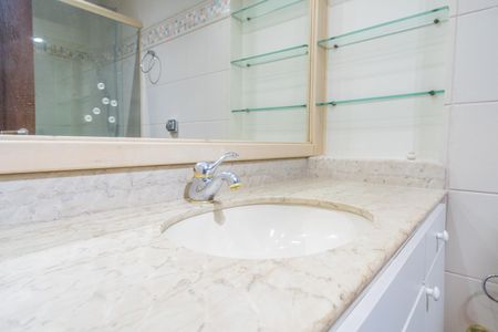 Casa de condomínio para alugar com 590m², 5 quartos e 5 vagas Casa de condomínio para alugar com 590m², 5 quartos e 5 vagasBanheiro da Suíte 3