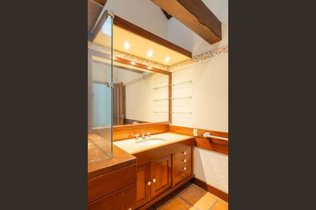 Casa de condomínio para alugar com 590m², 5 quartos e 5 vagas Casa de condomínio para alugar com 590m², 5 quartos e 5 vagasBanheiro da Suíte 2