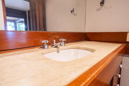 Casa de condomínio para alugar com 590m², 5 quartos e 5 vagas Casa de condomínio para alugar com 590m², 5 quartos e 5 vagasBanheiro Social