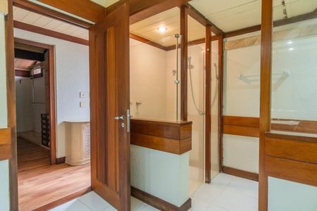 Casa de condomínio para alugar com 590m², 5 quartos e 5 vagas Casa de condomínio para alugar com 590m², 5 quartos e 5 vagasBanheiro da Suíte 5