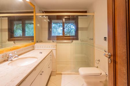 Casa de condomínio para alugar com 590m², 5 quartos e 5 vagas Casa de condomínio para alugar com 590m², 5 quartos e 5 vagasBanheiro da Suíte 1