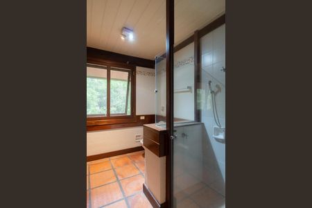 Casa de condomínio para alugar com 590m², 5 quartos e 5 vagas Casa de condomínio para alugar com 590m², 5 quartos e 5 vagasBanheiro da Suíte 4