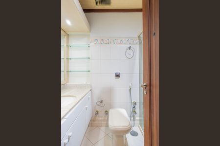 Casa de condomínio para alugar com 590m², 5 quartos e 5 vagas Casa de condomínio para alugar com 590m², 5 quartos e 5 vagasBanheiro da Suíte 3