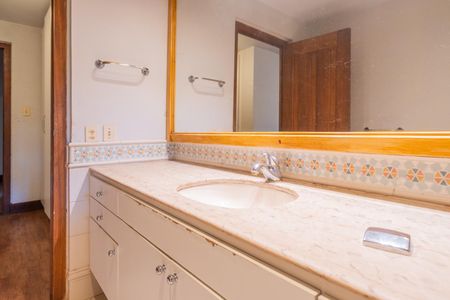 Casa de condomínio para alugar com 590m², 5 quartos e 5 vagas Casa de condomínio para alugar com 590m², 5 quartos e 5 vagasBanheiro da Suíte 1