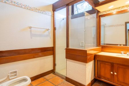 Casa de condomínio para alugar com 590m², 5 quartos e 5 vagas Casa de condomínio para alugar com 590m², 5 quartos e 5 vagasBanheiro da Suíte 2