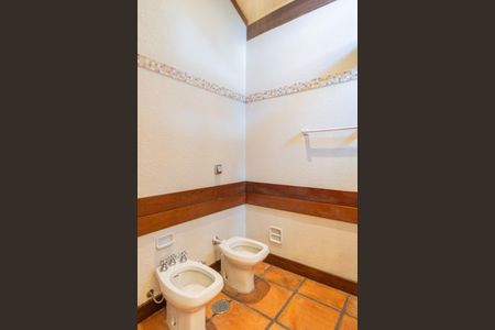 Casa de condomínio para alugar com 590m², 5 quartos e 5 vagas Casa de condomínio para alugar com 590m², 5 quartos e 5 vagasBanheiro da Suíte 2