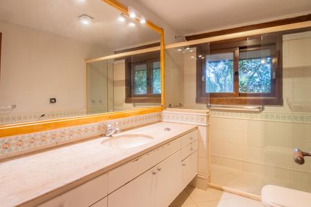 Casa de condomínio para alugar com 590m², 5 quartos e 5 vagas Casa de condomínio para alugar com 590m², 5 quartos e 5 vagasBanheiro da Suíte 1