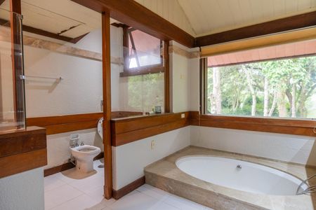 Casa de condomínio para alugar com 590m², 5 quartos e 5 vagas Casa de condomínio para alugar com 590m², 5 quartos e 5 vagasBanheiro da Suíte 5