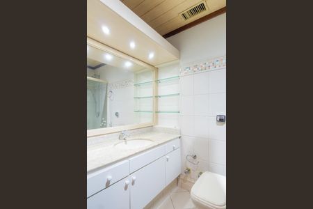 Casa de condomínio para alugar com 590m², 5 quartos e 5 vagas Casa de condomínio para alugar com 590m², 5 quartos e 5 vagasBanheiro da Suíte 3