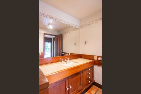 Casa de condomínio para alugar com 590m², 5 quartos e 5 vagas Casa de condomínio para alugar com 590m², 5 quartos e 5 vagasBanheiro Social