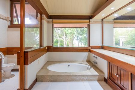 Casa de condomínio para alugar com 590m², 5 quartos e 5 vagas Casa de condomínio para alugar com 590m², 5 quartos e 5 vagasBanheiro da Suíte 5