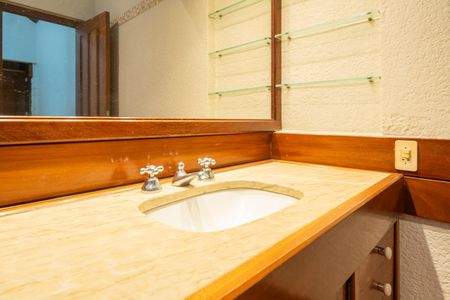 Casa de condomínio para alugar com 590m², 5 quartos e 5 vagas Casa de condomínio para alugar com 590m², 5 quartos e 5 vagasBanheiro da Suíte 2