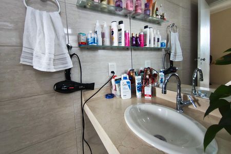 Casa à venda com 236m², 5 quartos e 3 vagas Casa à venda com 236m², 5 quartos e 3 vagasBanheiro Suíte