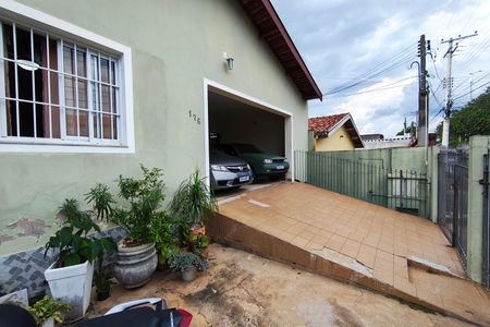 Casa à venda com 236m², 5 quartos e 3 vagas Casa à venda com 236m², 5 quartos e 3 vagasQuintal - Garagem
