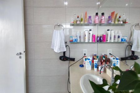 Casa à venda com 236m², 5 quartos e 3 vagas Casa à venda com 236m², 5 quartos e 3 vagasBanheiro Suíte