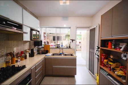 Casa à venda com 320m², 6 quartos e 1 vaga Casa à venda com 320m², 6 quartos e 1 vagaCozinha 2