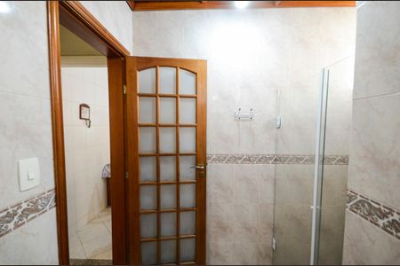 Casa à venda com 320m², 6 quartos e 1 vaga Casa à venda com 320m², 6 quartos e 1 vagaBanheiro 2