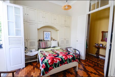 Casa à venda com 320m², 6 quartos e 1 vaga Casa à venda com 320m², 6 quartos e 1 vagaQuarto 4