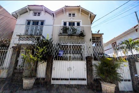 Casa à venda com 320m², 6 quartos e 1 vaga Casa à venda com 320m², 6 quartos e 1 vagaFachada