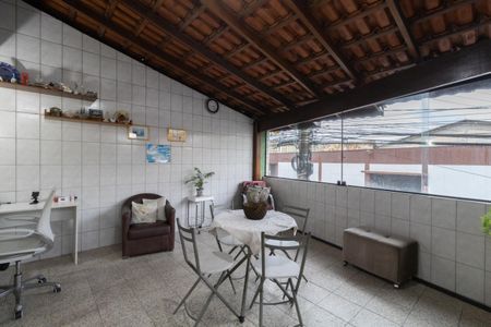 Casa à venda com 180m², 3 quartos e 4 vagas Casa à venda com 180m², 3 quartos e 4 vagasVaranda