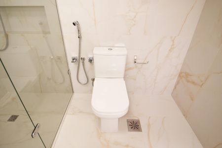 Apartamento à venda com 240m², 3 quartos e 4 vagas Apartamento à venda com 240m², 3 quartos e 4 vagasBanheiro da Suíte 1