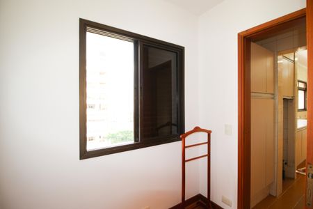 Apartamento à venda com 240m², 3 quartos e 4 vagas Apartamento à venda com 240m², 3 quartos e 4 vagasQuarto de Serviço