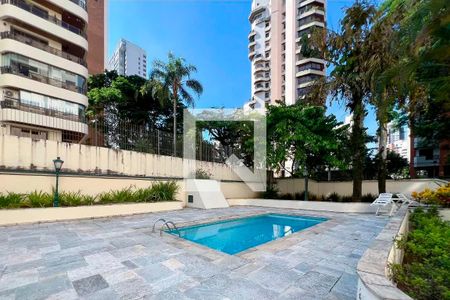Apartamento à venda com 240m², 3 quartos e 4 vagas Apartamento à venda com 240m², 3 quartos e 4 vagasÁrea comum - Piscina