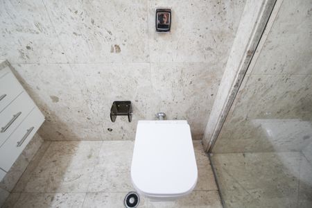 Apartamento à venda com 240m², 3 quartos e 4 vagas Apartamento à venda com 240m², 3 quartos e 4 vagasBanheiro da Suíte 2