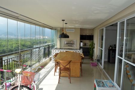 Apartamento à venda com 192m², 4 quartos e 3 vagas Apartamento à venda com 192m², 4 quartos e 3 vagasVaranda da Sala