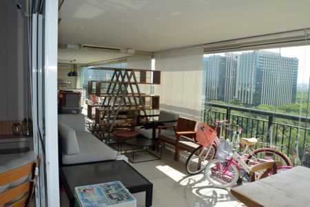 Apartamento à venda com 192m², 4 quartos e 3 vagas Apartamento à venda com 192m², 4 quartos e 3 vagasVaranda da Sala