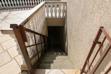 Casa à venda com 313m², 6 quartos e 7 vagas Casa à venda com 313m², 6 quartos e 7 vagasEscada