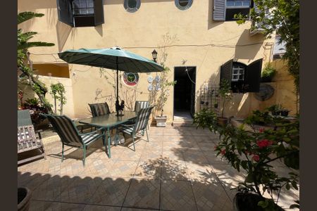 Casa à venda com 250m², 5 quartos e 2 vagas Casa à venda com 250m², 5 quartos e 2 vagasQuintal