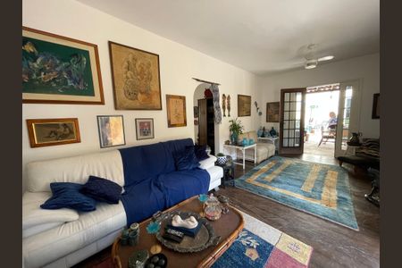 Casa à venda com 250m², 5 quartos e 2 vagas Casa à venda com 250m², 5 quartos e 2 vagasSala