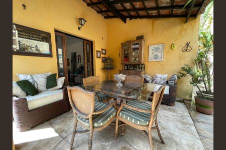 Casa à venda com 250m², 5 quartos e 2 vagas Casa à venda com 250m², 5 quartos e 2 vagasQuintal