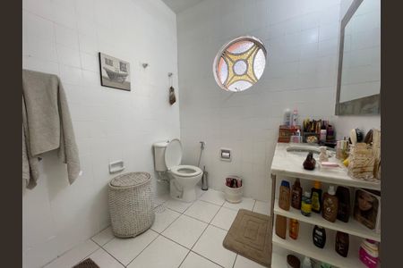 Casa à venda com 250m², 5 quartos e 2 vagas Casa à venda com 250m², 5 quartos e 2 vagasBanheiro Social