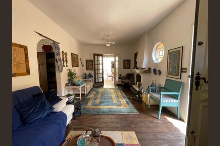 Casa à venda com 250m², 5 quartos e 2 vagas Casa à venda com 250m², 5 quartos e 2 vagasSala