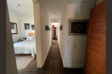 Casa à venda com 250m², 5 quartos e 2 vagas Casa à venda com 250m², 5 quartos e 2 vagasCorredor