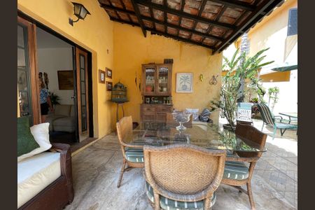 Casa à venda com 250m², 5 quartos e 2 vagas Casa à venda com 250m², 5 quartos e 2 vagasQuintal