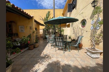 Casa à venda com 250m², 5 quartos e 2 vagas Casa à venda com 250m², 5 quartos e 2 vagasQuintal