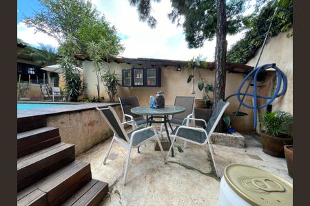 Casa à venda com 250m², 5 quartos e 2 vagas Casa à venda com 250m², 5 quartos e 2 vagasPiscina