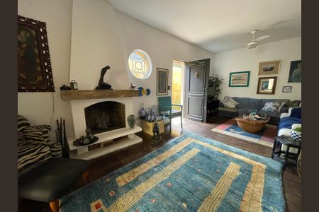 Casa à venda com 250m², 5 quartos e 2 vagas Casa à venda com 250m², 5 quartos e 2 vagasSala