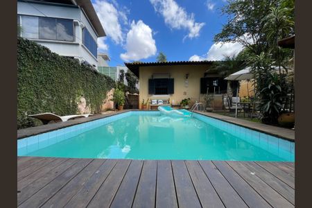 Casa à venda com 250m², 5 quartos e 2 vagas Casa à venda com 250m², 5 quartos e 2 vagasPiscina