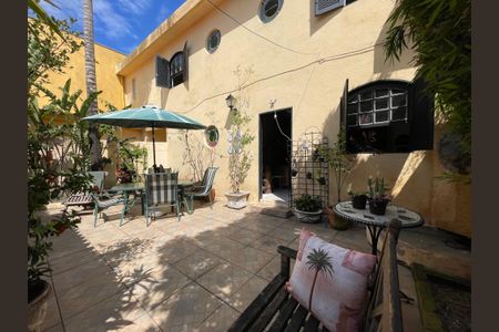 Casa à venda com 250m², 5 quartos e 2 vagas Casa à venda com 250m², 5 quartos e 2 vagasQuintal