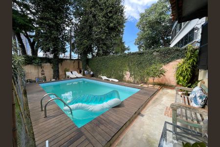 Casa à venda com 250m², 5 quartos e 2 vagas Casa à venda com 250m², 5 quartos e 2 vagasPiscina