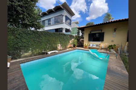 Casa à venda com 250m², 5 quartos e 2 vagas Casa à venda com 250m², 5 quartos e 2 vagasPiscina