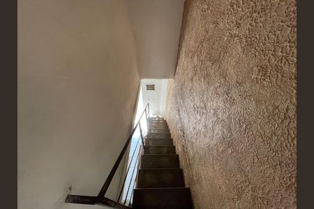 Casa à venda com 250m², 5 quartos e 2 vagas Casa à venda com 250m², 5 quartos e 2 vagasEscada